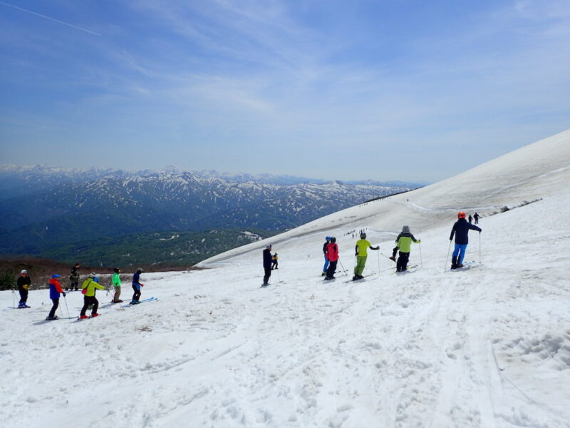 月山スキー場は大にぎわいだ