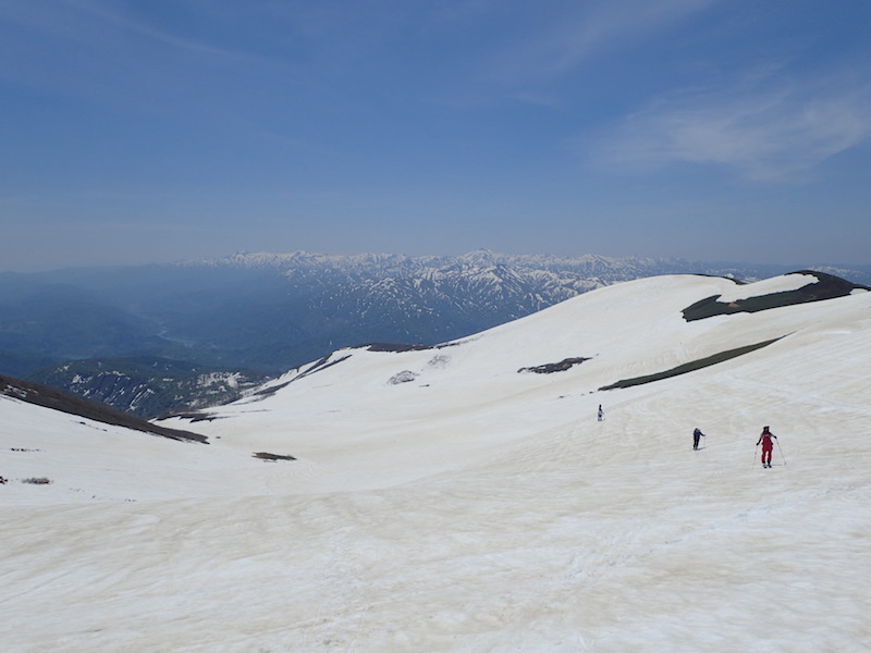 月山の大きな斜面　振り返ると朝日連峰