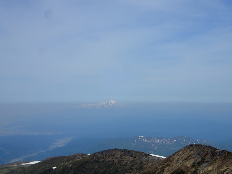 月山から見る鳥海山