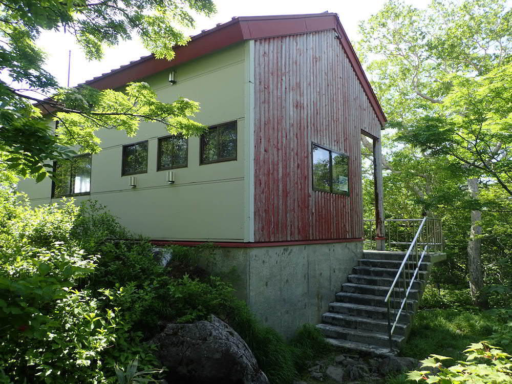 焼石岳　銀明水の避難小屋