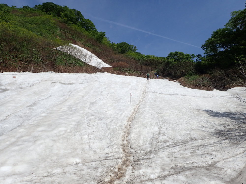 銀明水避難小屋上の雪渓　焼石岳