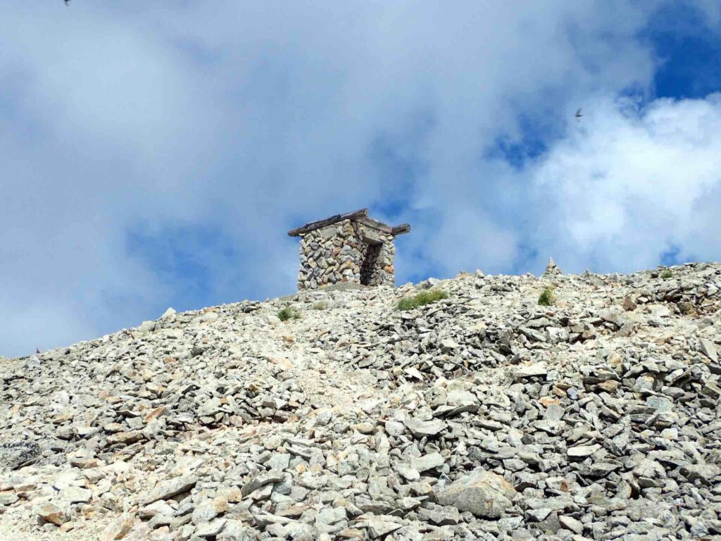 薬師岳登山　避難小屋