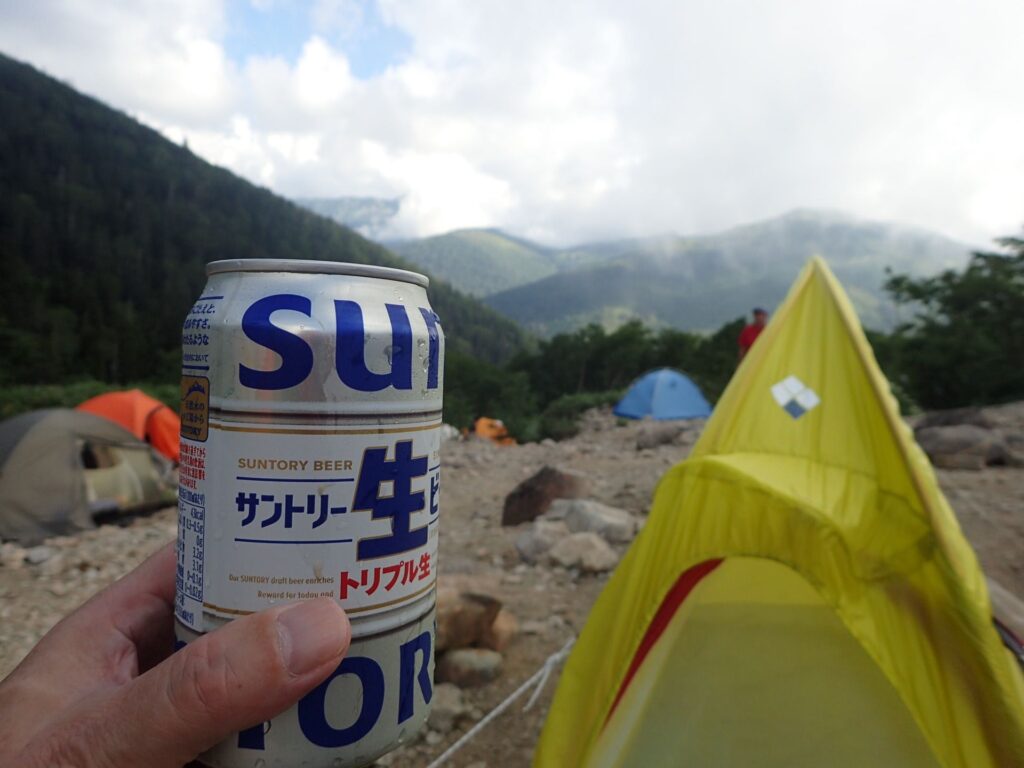 薬師峠の太郎平キャンプ場で　ビールで乾杯