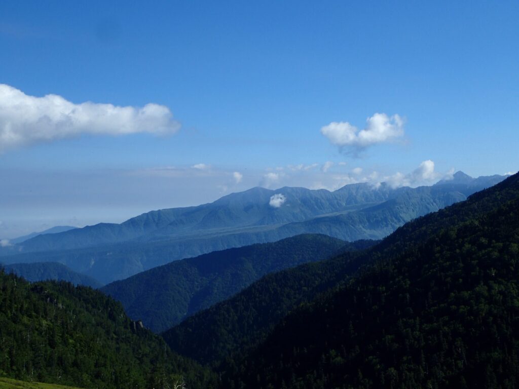 右端に剱岳　真ん中に弥陀ヶ原　