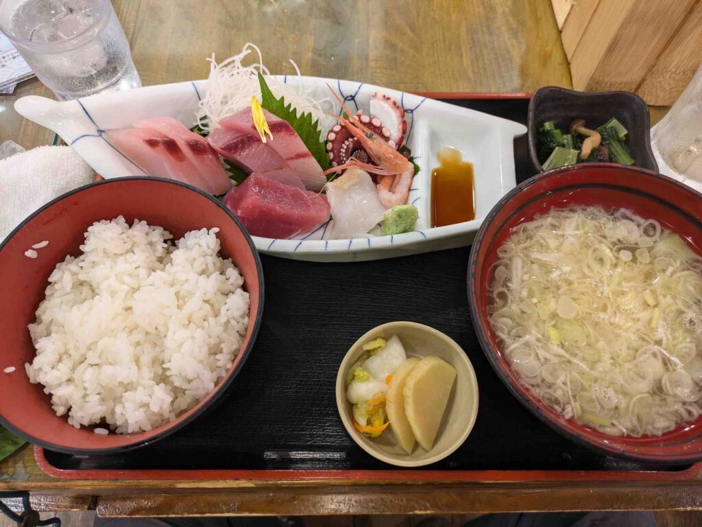 富山駅の魚どん亭　刺身定食