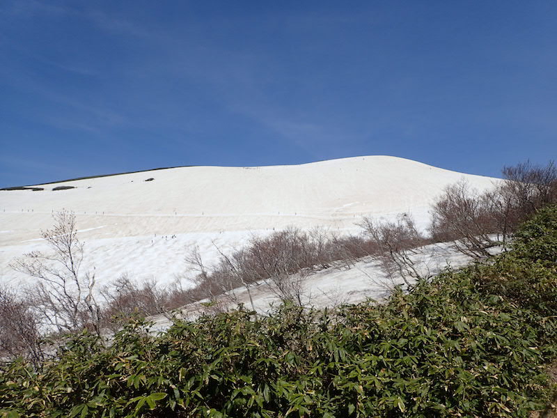 月山スキー場のリフトから見る姥が岳の斜面