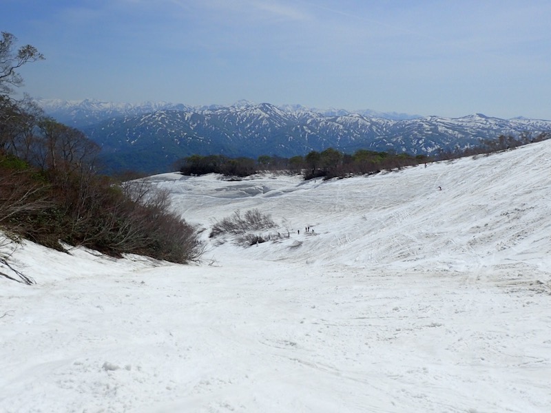 月山　沢ルート　向こうに朝日連峰