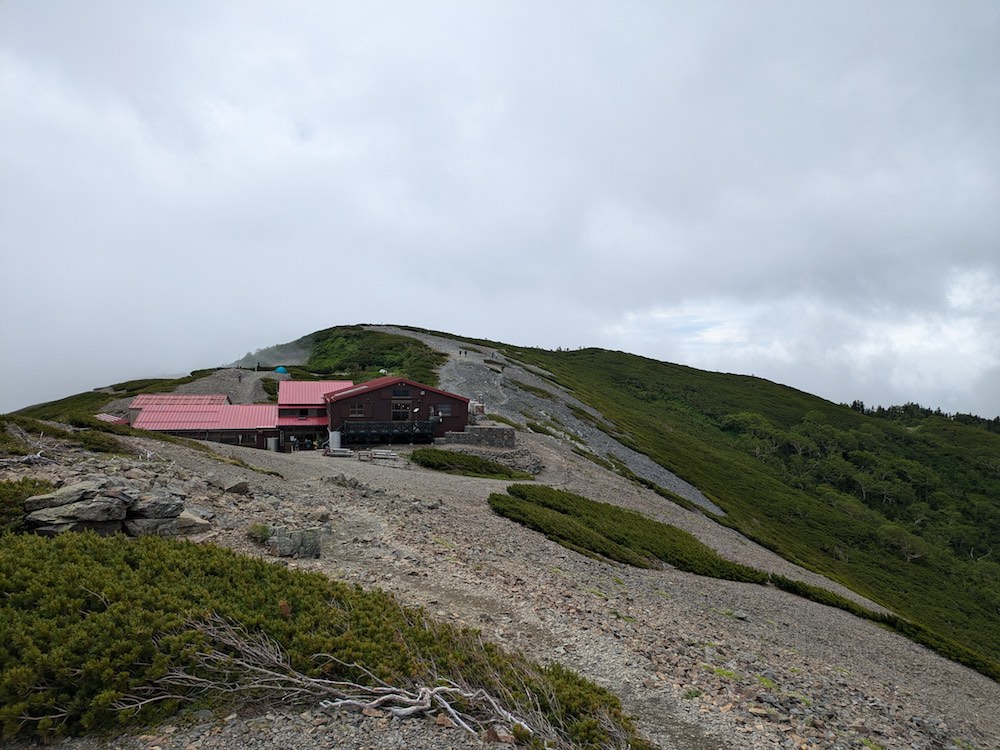 蝶ヶ岳山頂と山荘