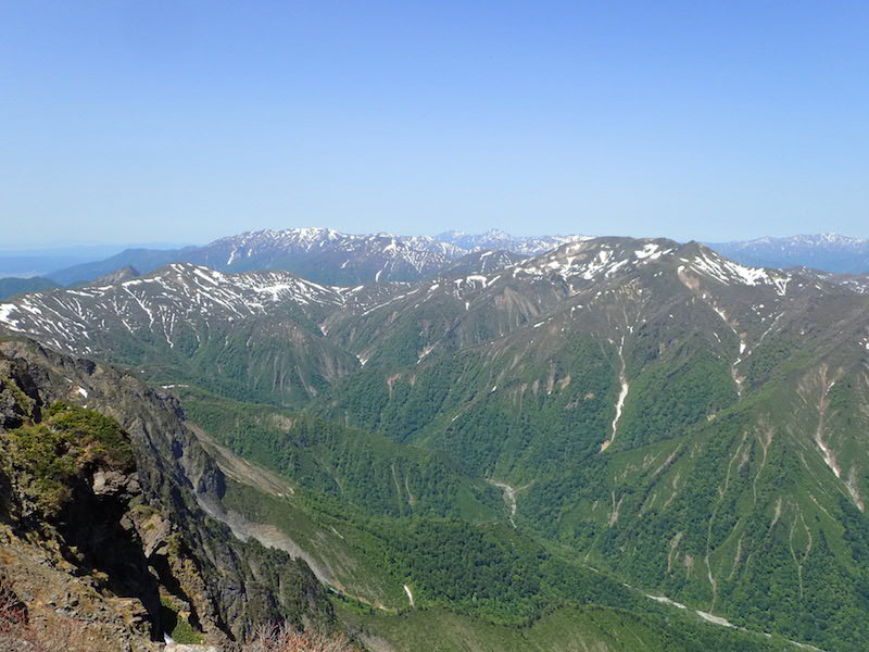 馬蹄形の山々の向こうに巻機山や越後駒が見える