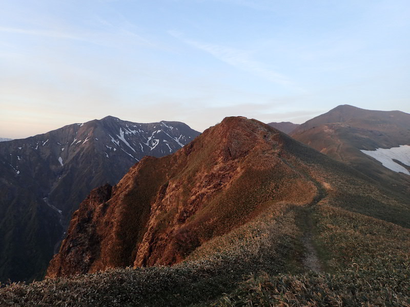 夕暮れの谷川岳　左は茂倉山など