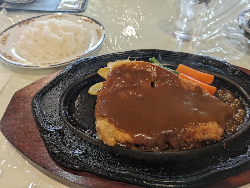 越後湯沢駅前の「レストランゆざわ」でチキンカツレツ