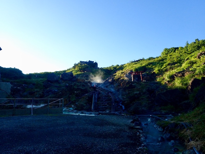 須川温泉は煙がもくもく