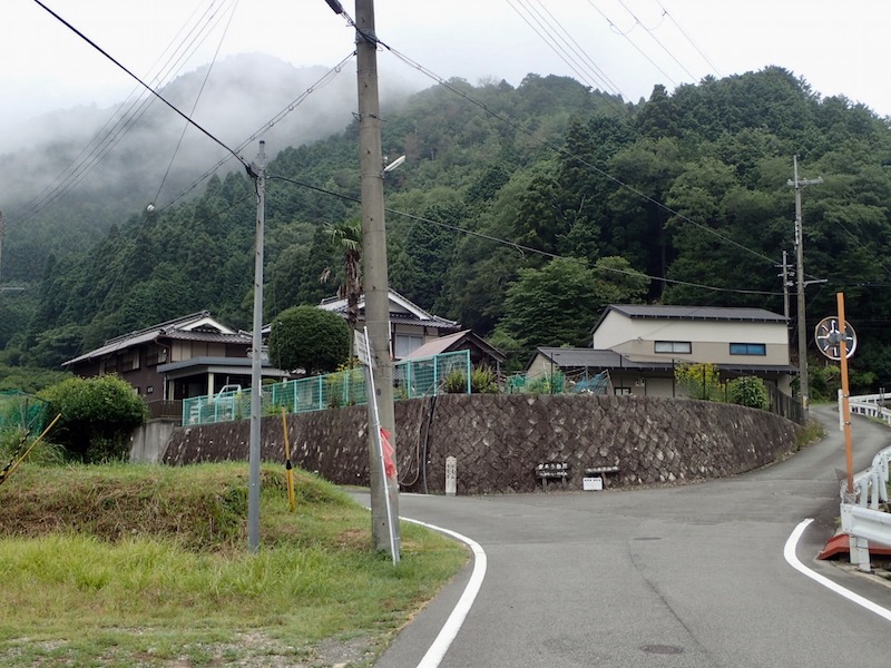 分岐　左が白髪岳、右は松尾山