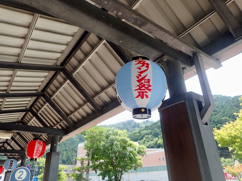 篠山口駅にはデカンショ祭りの提灯が