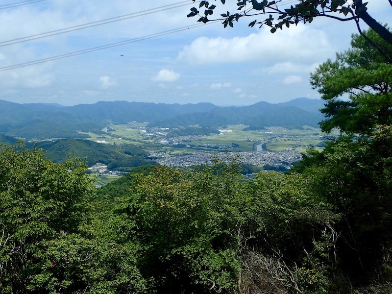 音羽山から篠山盆地を見下ろす