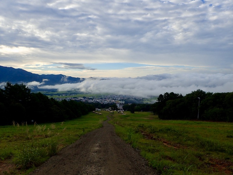振り返ると猪苗代湖は雲海に飲み込まれている