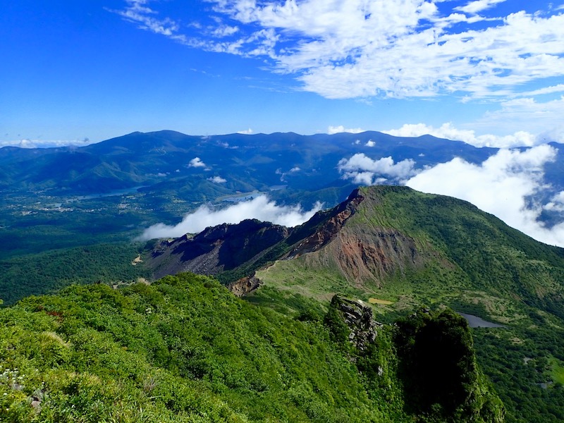 櫛ヶ峰の向こうに吾妻山