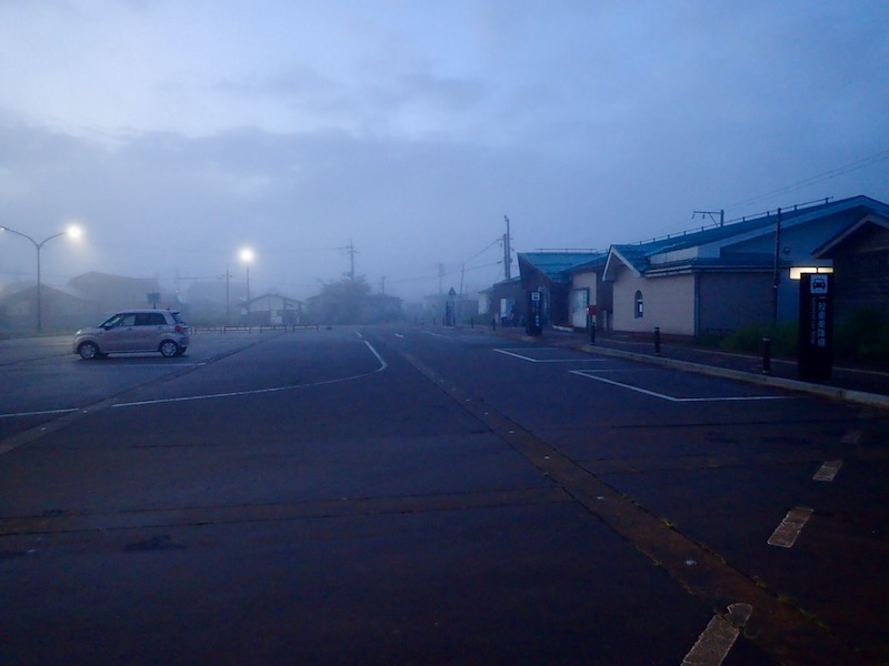 猪苗代湖の駅前はもやっている