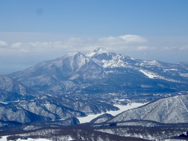 西吾妻から見た磐梯山（2022年4月撮影）