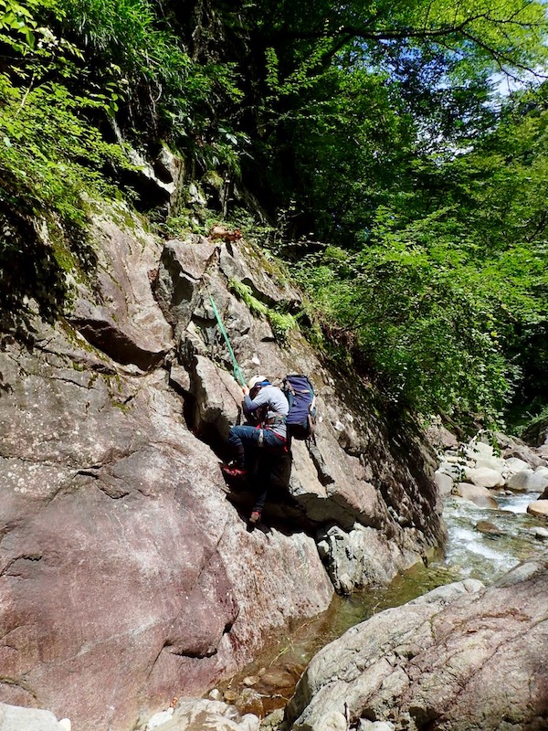 懸垂下降で沢に下りる