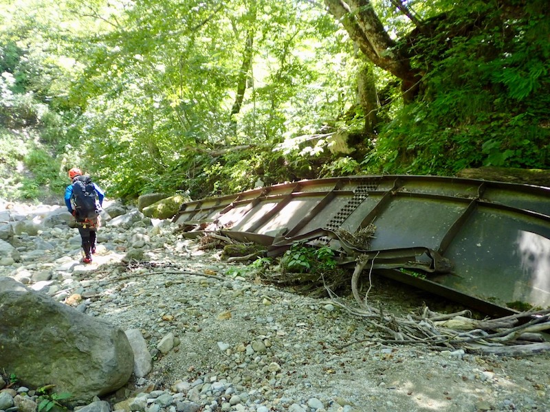 構造物の残骸があった