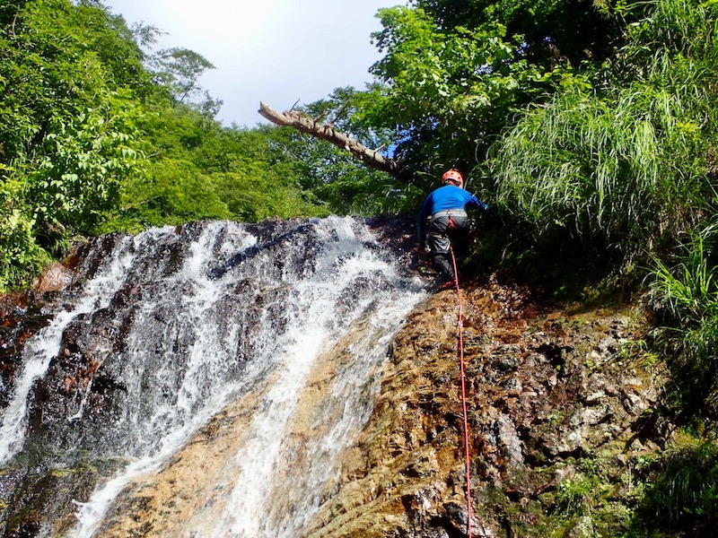 次の滝は右壁を-出っ張りがある