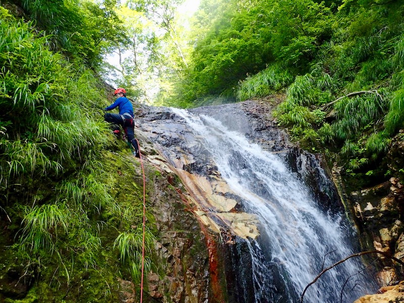 ７m滝は左壁を