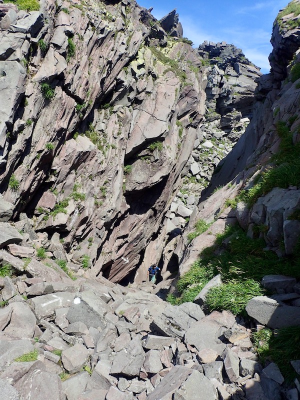 大きな岩の裂け目を通る