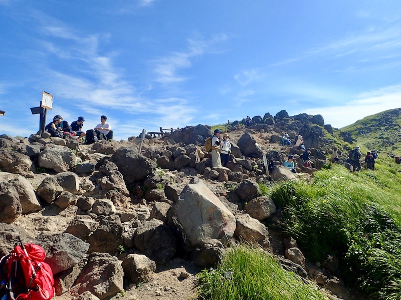 御浜小屋でくつろぐ人たち