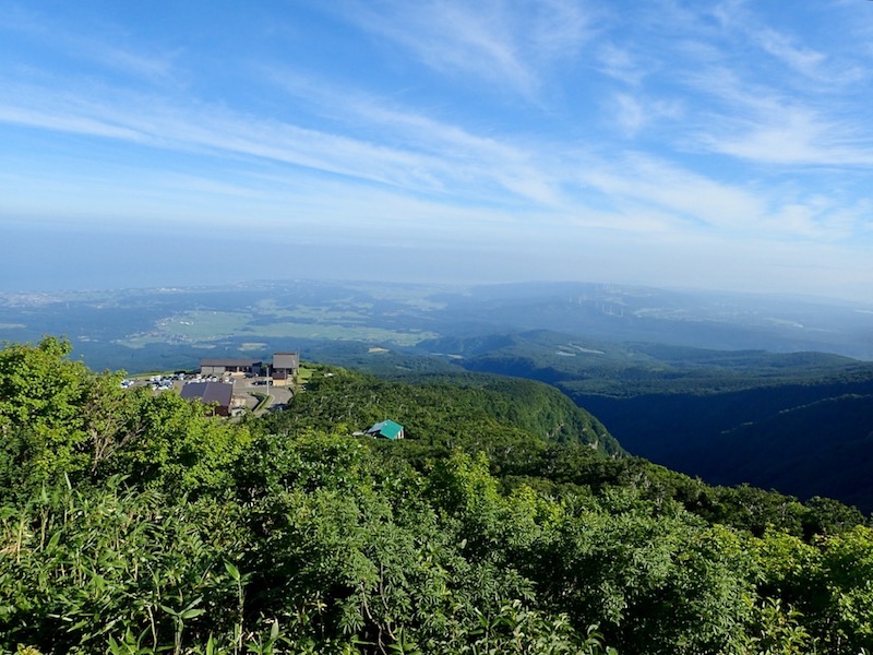 鉾立の登山口-日本海が青い