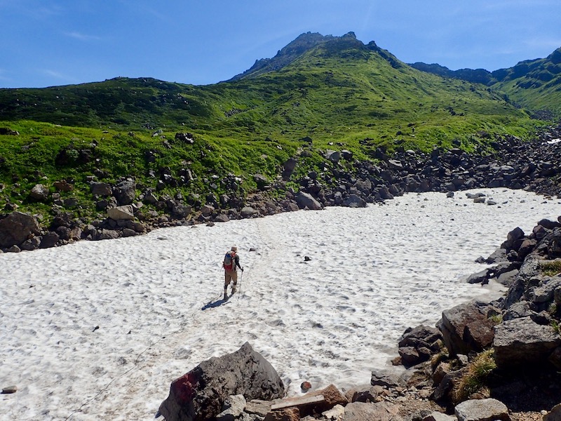 雪渓を渡る
