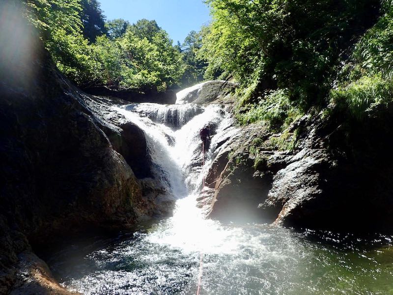 ロープをつけて飛び込み小滝に取り付く