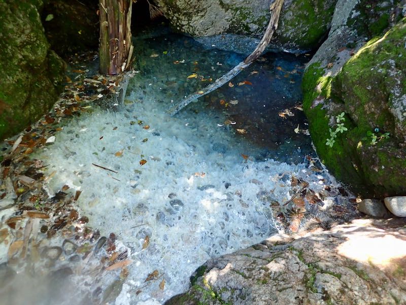 湯の華がユラユラ