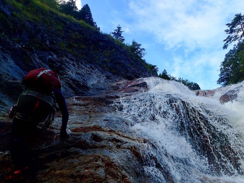 滝を直登していく