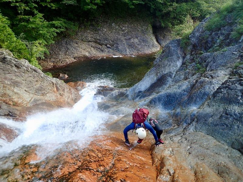滝を直登していく２