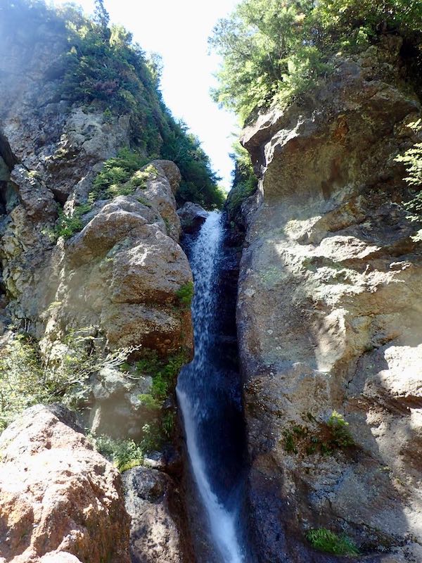 潜り滝で登山道に上がる