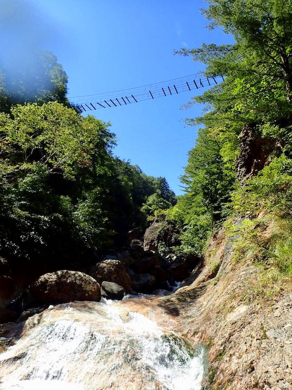 鉱山跡の吊り橋がかかっている