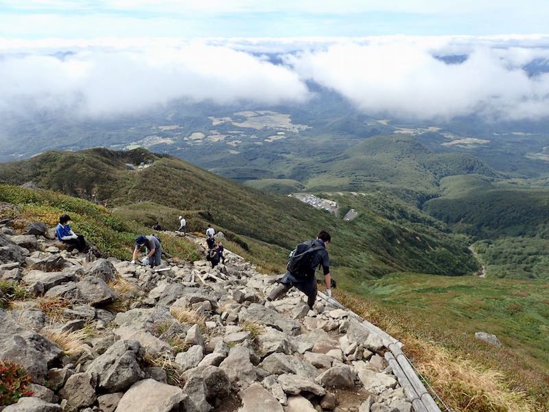 八合目までリフトで登れるのだ