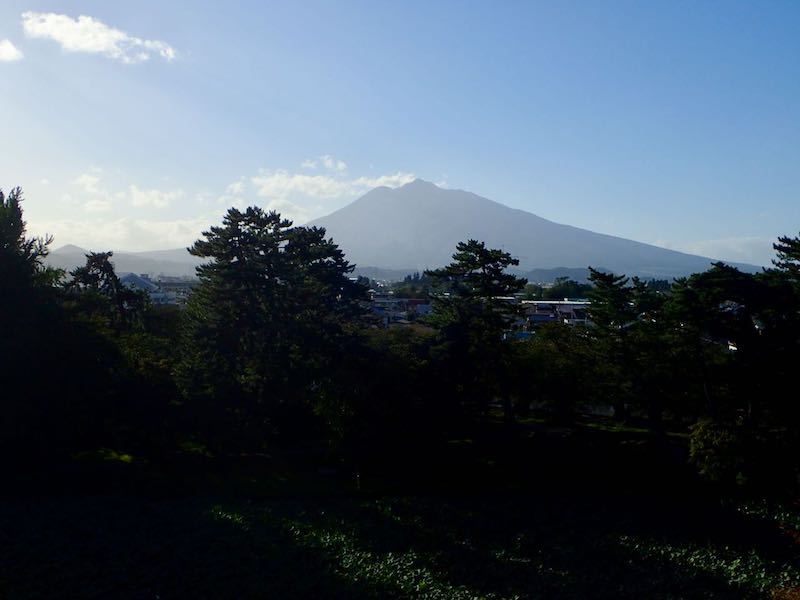 弘前城から眺める岩木山
