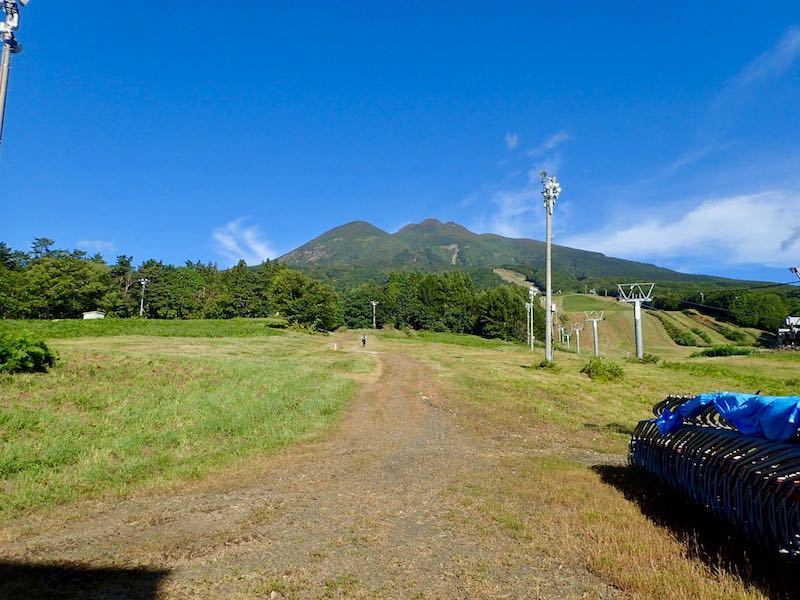 目指す岩木山-スキー場を登る