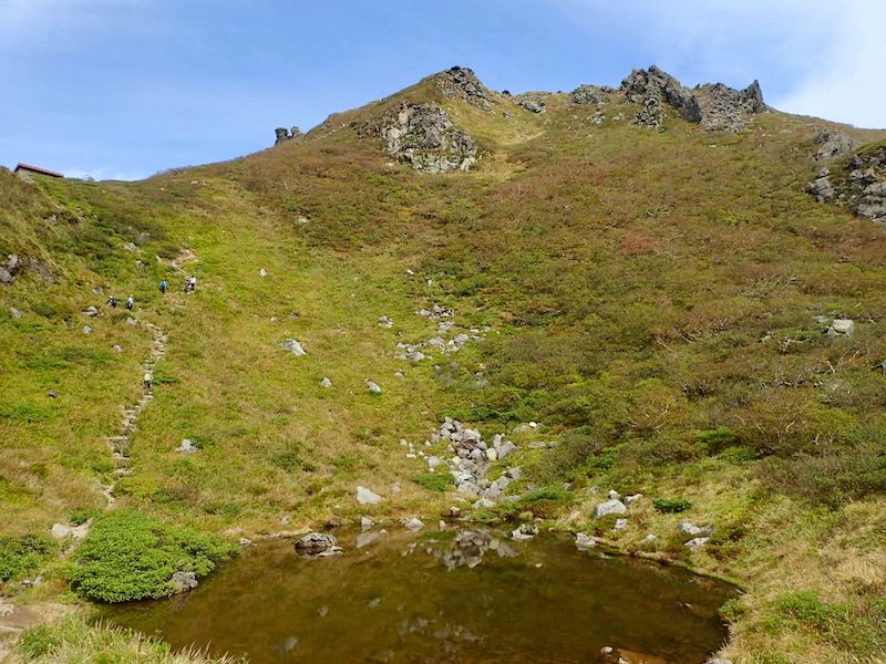 種蒔苗代と岩木山頂上-左手に小屋がある