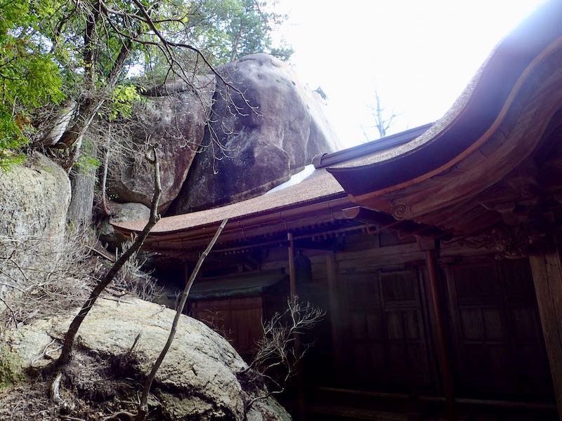 巨岩に寄りかかる本堂の屋根