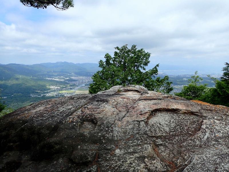 笹間ヶ岳の岩の上から