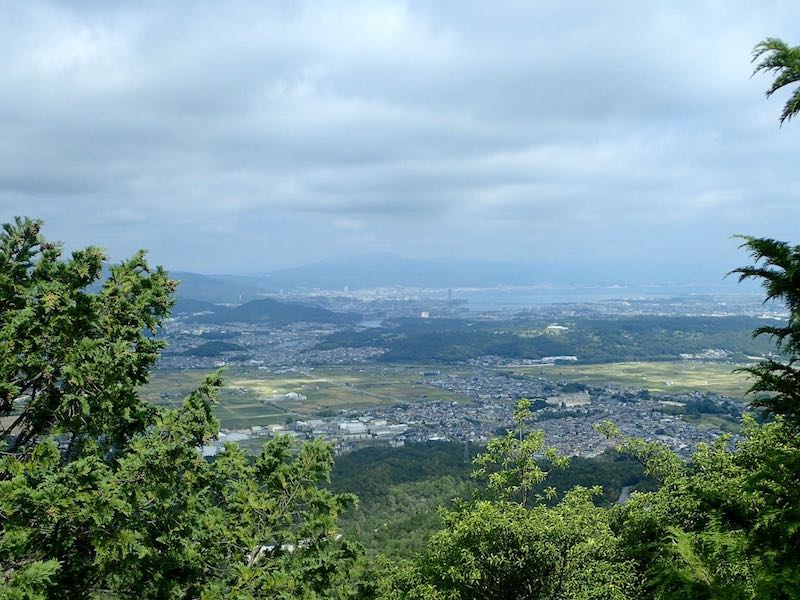笹間ヶ岳の岩の上から琵琶湖と比叡山