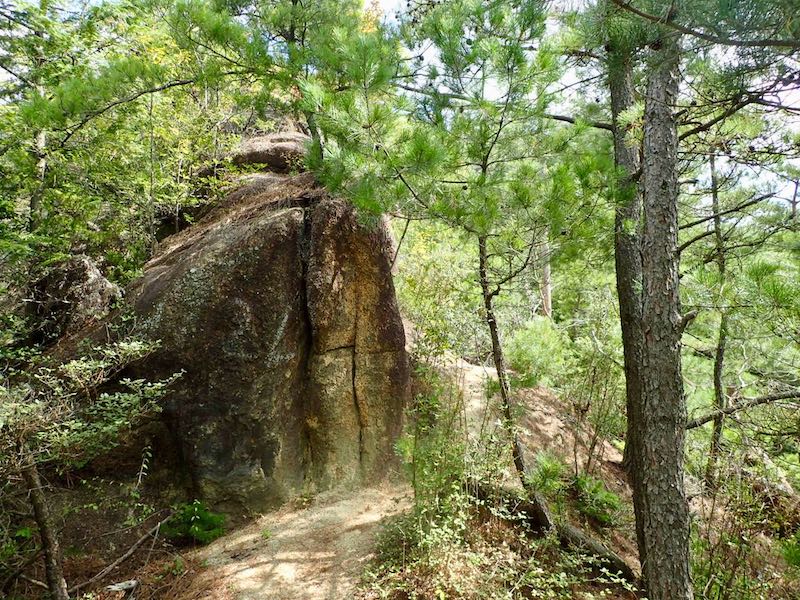 途中に巨石があったり