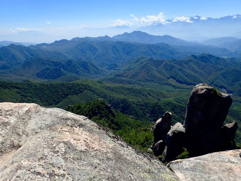 大ヤスリ岩と奥秩父の森が広がる