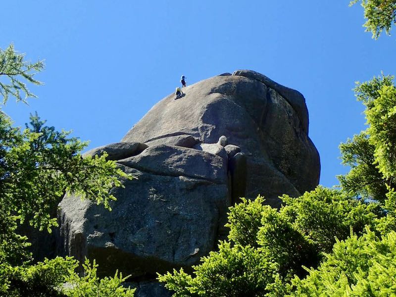 大ヤスリ岩にクライマーが