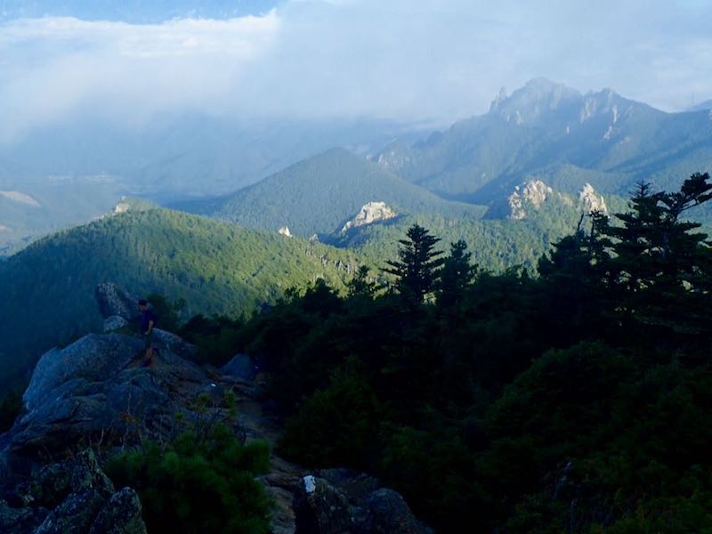 登る途中で振り返ると瑞牆山が結構下に見える