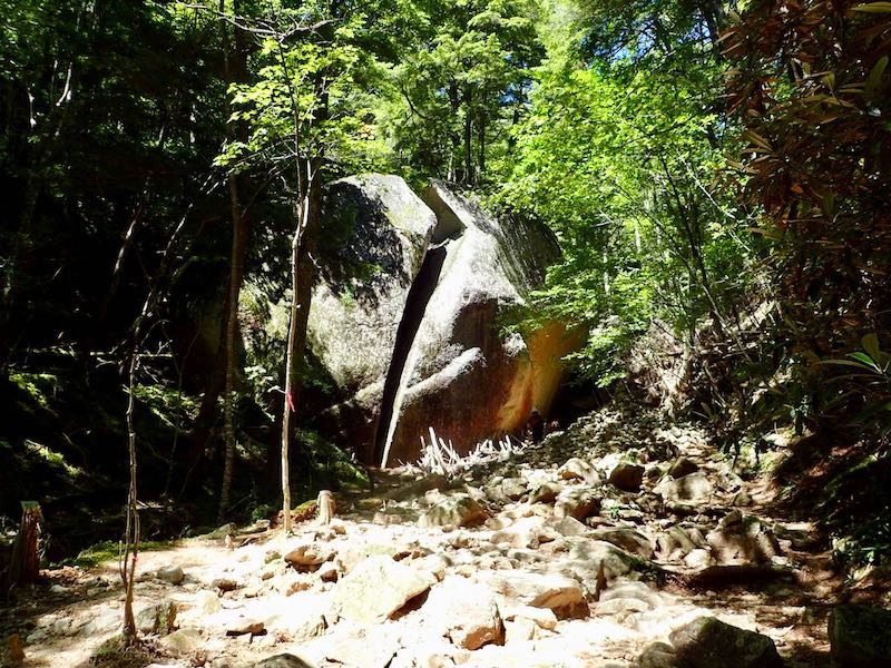 桃太郎岩　真っ二つだ