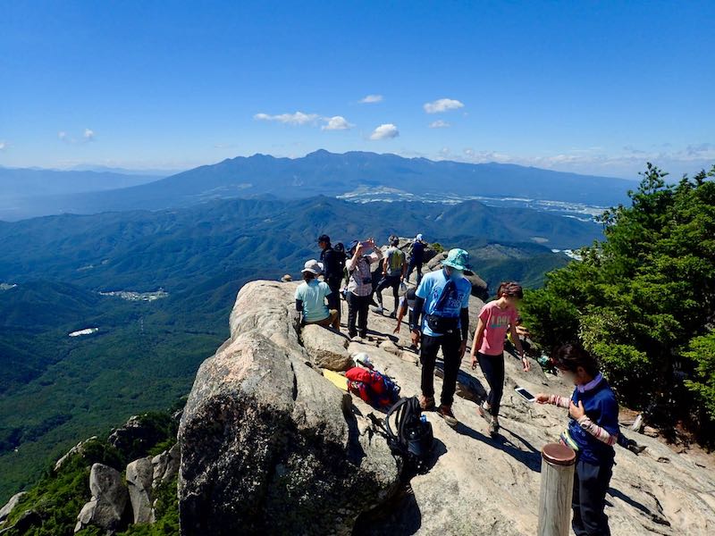 瑞牆山山頂は大賑わい